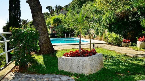  Luxury villa of 300 m2 first row to the sea on great location in Dubrovnik 